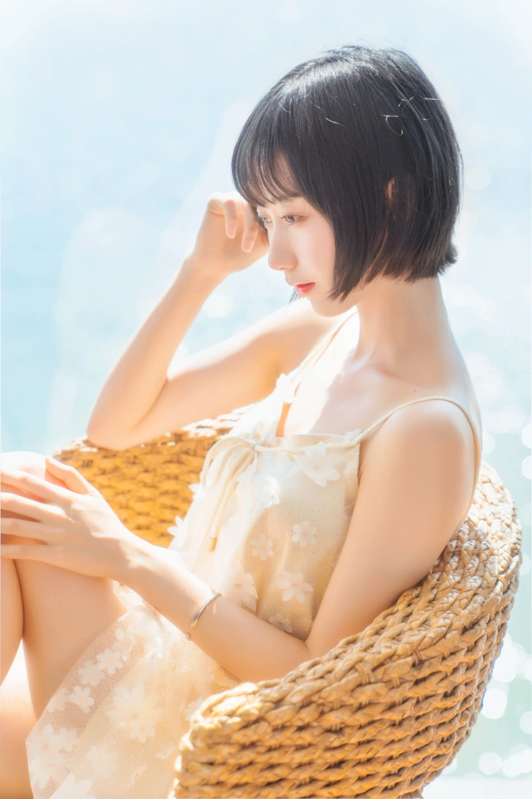 木棉棉《暖冬的海 米色裙子》主题写真：22张全套美图