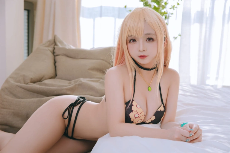 日奈娇(椎名莜)《更衣人偶 喜多川海梦泳装》主题写真：65张全套美图