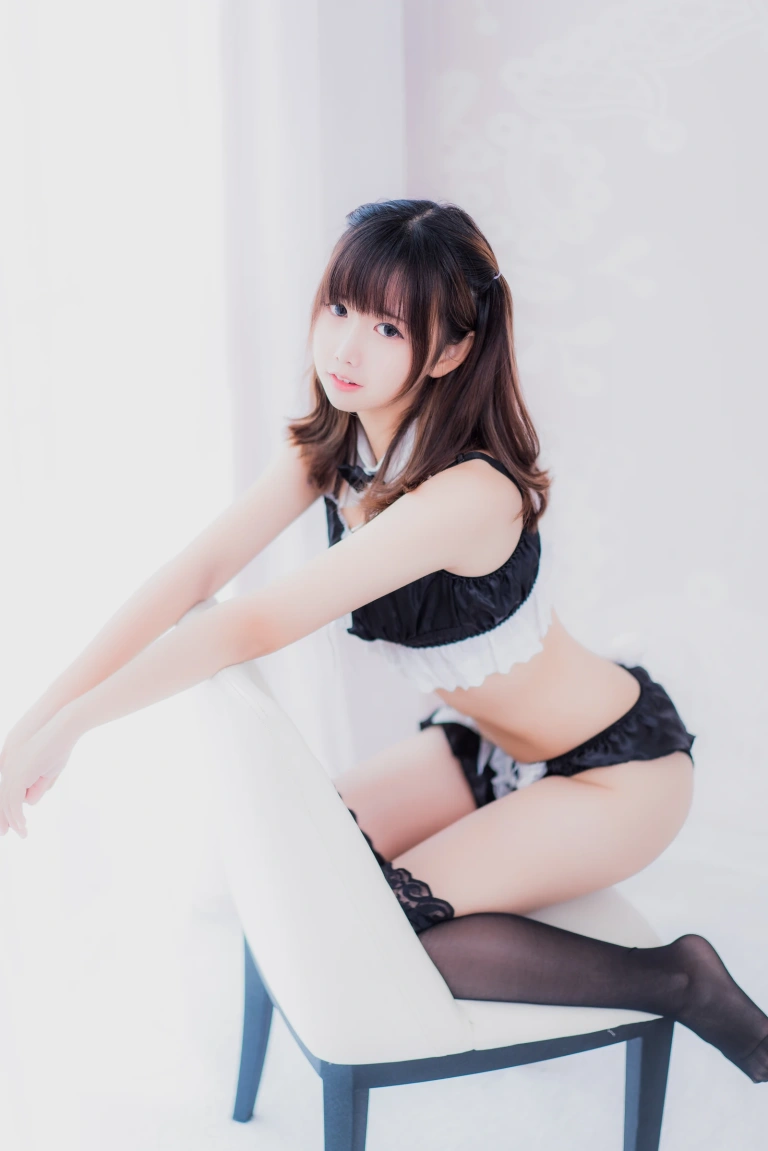 面饼仙儿《女仆私房》主题写真：25张全套美图，含1个视频