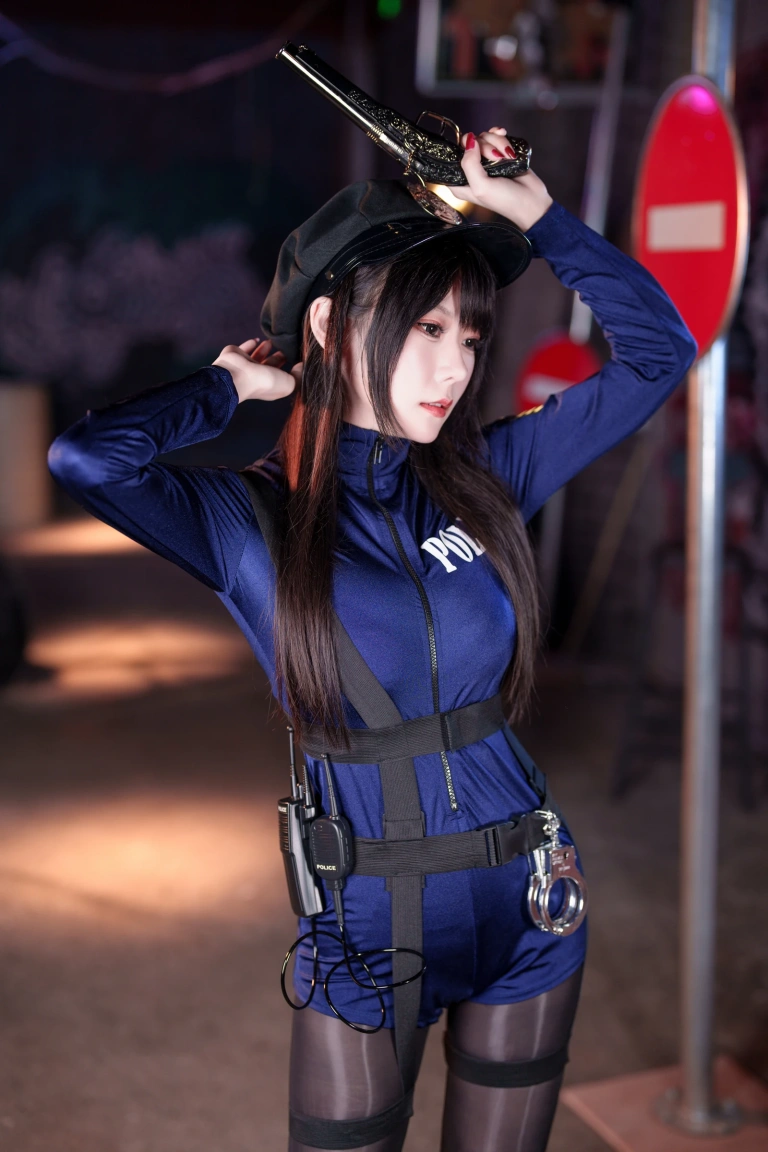 香草喵露露《十一月舰长 女警》主题写真：40张全套美图，含1个视频