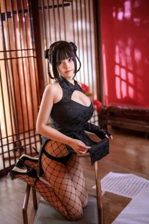 蜜汁猫裘《魔女旗袍》主题写真：56张全套美图