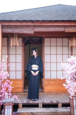 抱走莫子《未亡人太太》主题写真：65张全套美图，含13个视频
