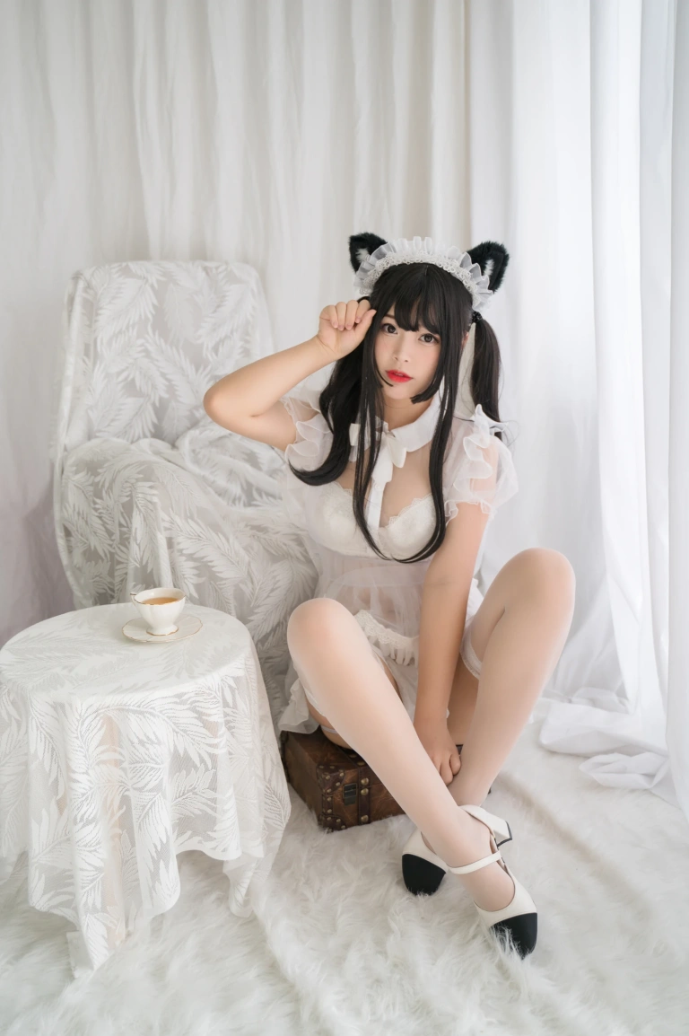 白烨《白猫透明女仆》主题写真：88张全套美图，含8个视频