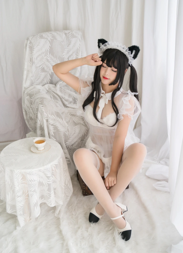 白烨《白猫透明女仆》主题写真：88张全套美图，含8个视频