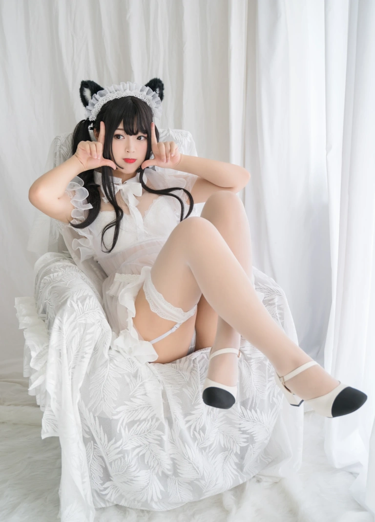 白烨《白猫透明女仆》主题写真：88张全套美图，含8个视频