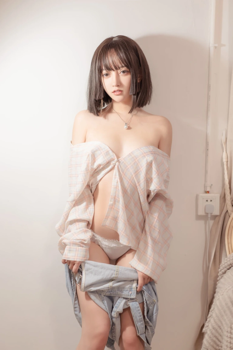 过期米线线喵《背带裤》主题写真：29张全套美图