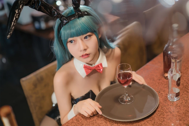 香草喵露露《七龙珠 布玛 兔女郎》主题写真：30张全套美图