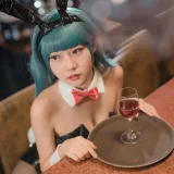 香草喵露露《七龙珠 布玛 兔女郎》主题写真：30张全套美图
