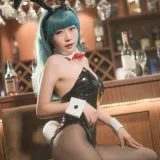 香草喵露露《七龙珠 布玛 兔女郎》主题写真：30张全套美图