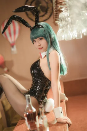 香草喵露露《七龙珠 布玛 兔女郎》主题写真：30张全套美图