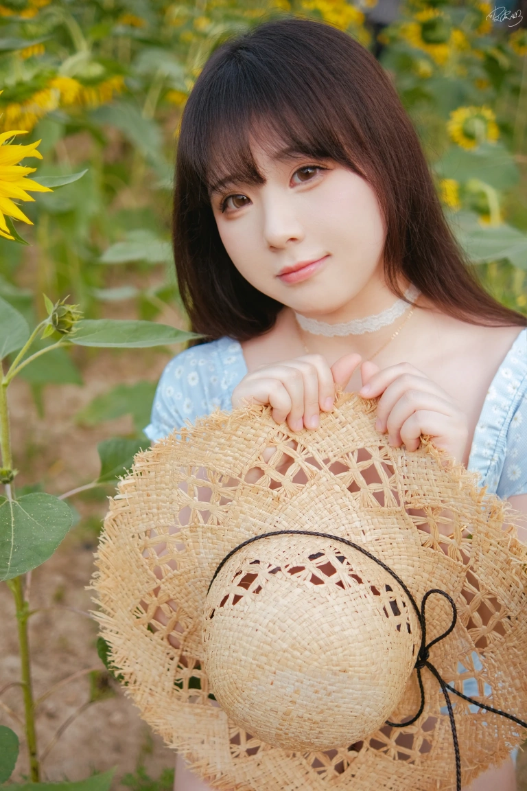 皮皮奶《彼女向日葵》主题写真：35张全套美图