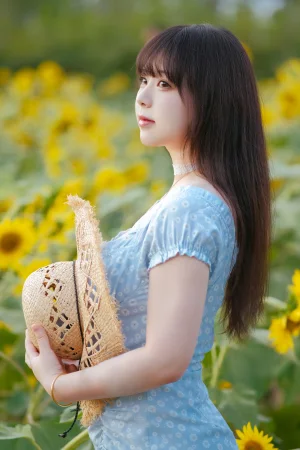 皮皮奶《彼女向日葵》主题写真：35张全套美图
