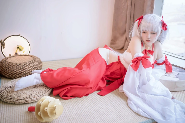 阿半今天很开心《可畏巫女》主题写真：38张全套美图