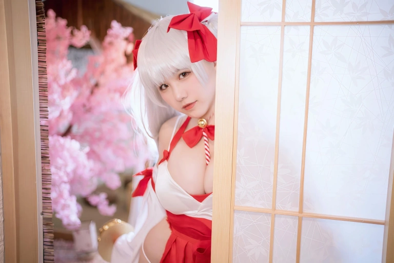 阿半今天很开心《可畏巫女》主题写真：38张全套美图