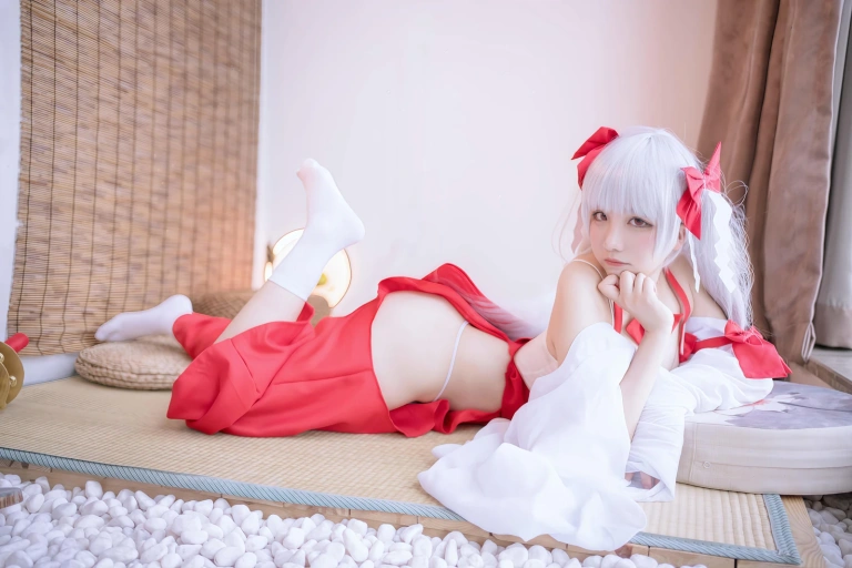 阿半今天很开心《可畏巫女》主题写真：38张全套美图