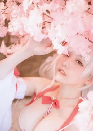 阿半今天很开心《可畏巫女》主题写真：38张全套美图