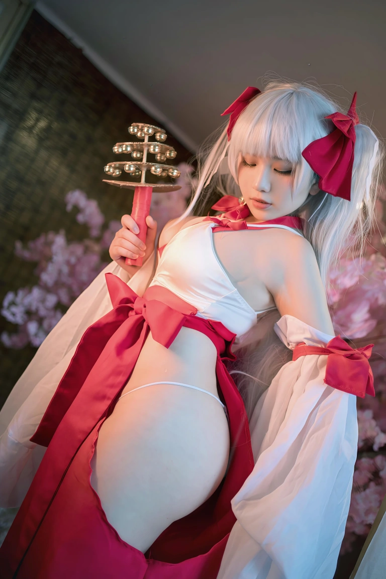 阿半今天很开心《可畏巫女》主题写真：38张全套美图