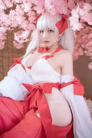 阿半今天很开心《可畏巫女》主题写真：38张全套美图