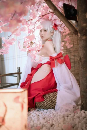 阿半今天很开心《可畏巫女》主题写真：38张全套美图