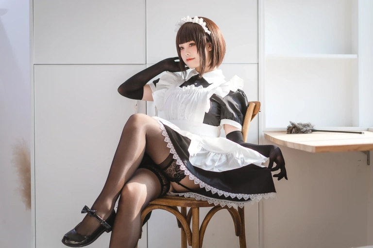 蜜汁猫裘《民宿 女仆》主题写真：50张全套美图