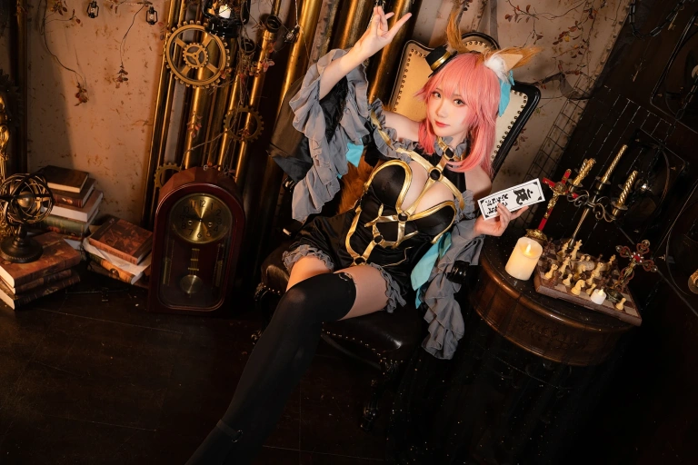 瓜希酱《玉藻前 漆黑魔术服》主题写真：20张全套美图
