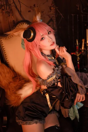 瓜希酱《玉藻前 漆黑魔术服》主题写真：20张全套美图