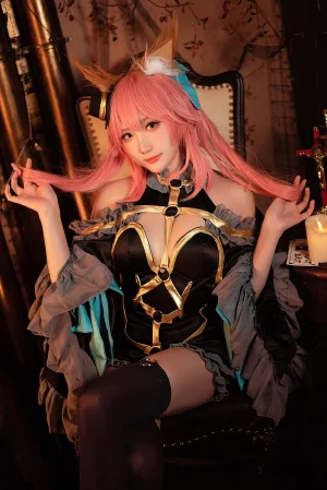 瓜希酱《玉藻前 漆黑魔术服》主题写真：20张全套美图