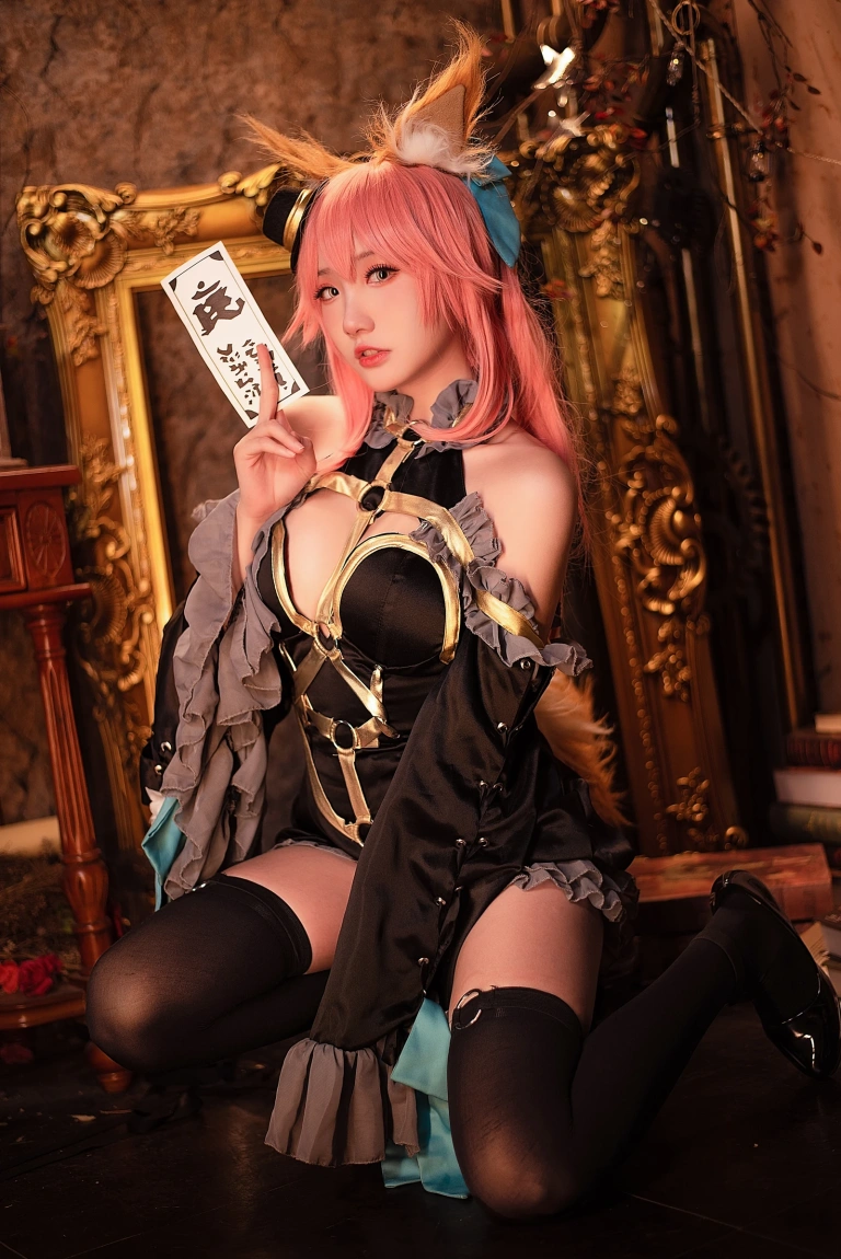 瓜希酱《玉藻前 漆黑魔术服》主题写真：20张全套美图