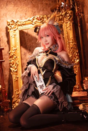 瓜希酱《玉藻前 漆黑魔术服》主题写真：20张全套美图