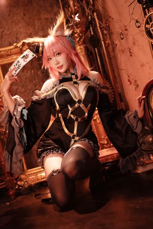 瓜希酱《玉藻前 漆黑魔术服》主题写真：20张全套美图