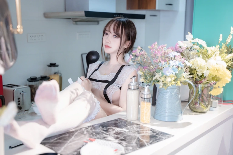 过期米线线喵《厨娘》主题写真：28张全套美图