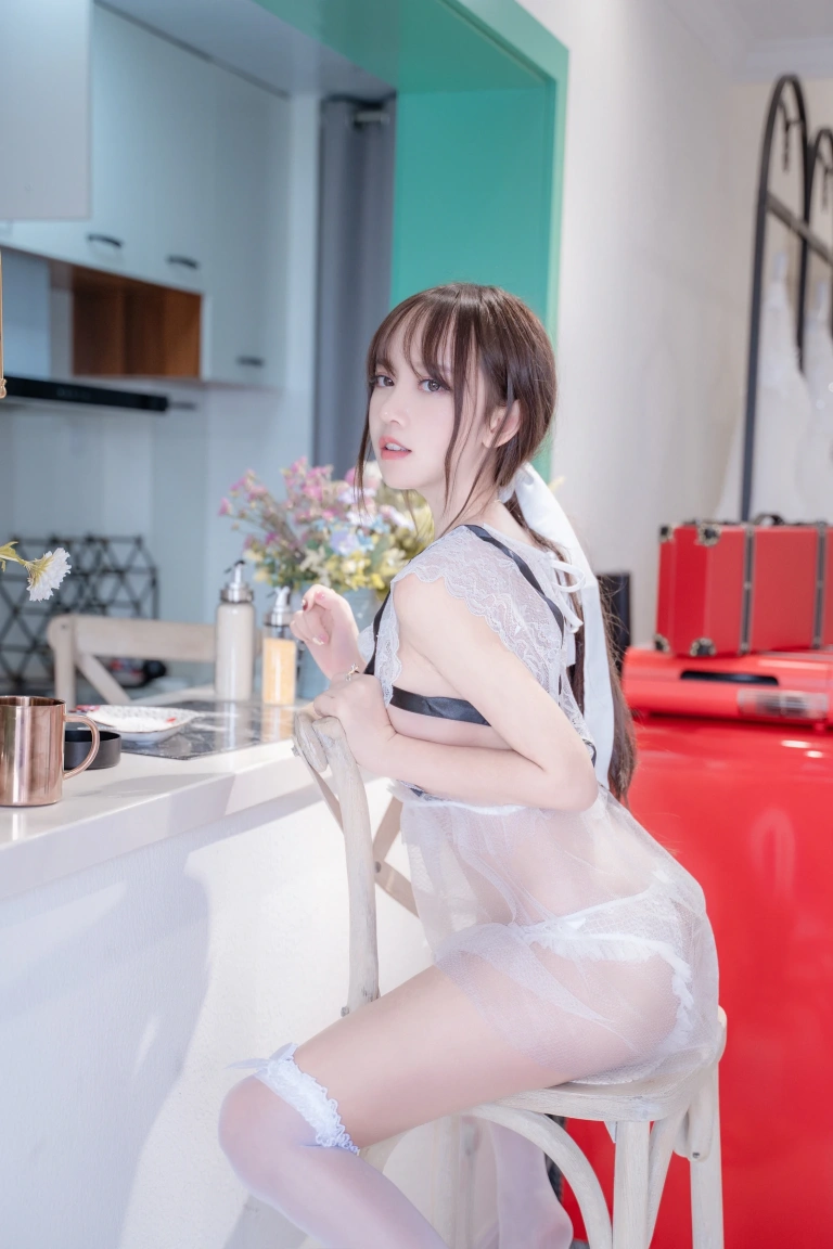 过期米线线喵《厨娘》主题写真：28张全套美图
