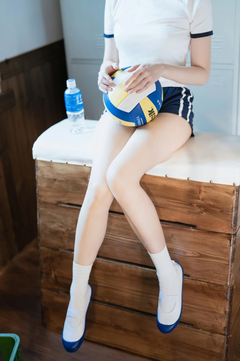 焖焖碳《体操服》主题写真：30张全套美图