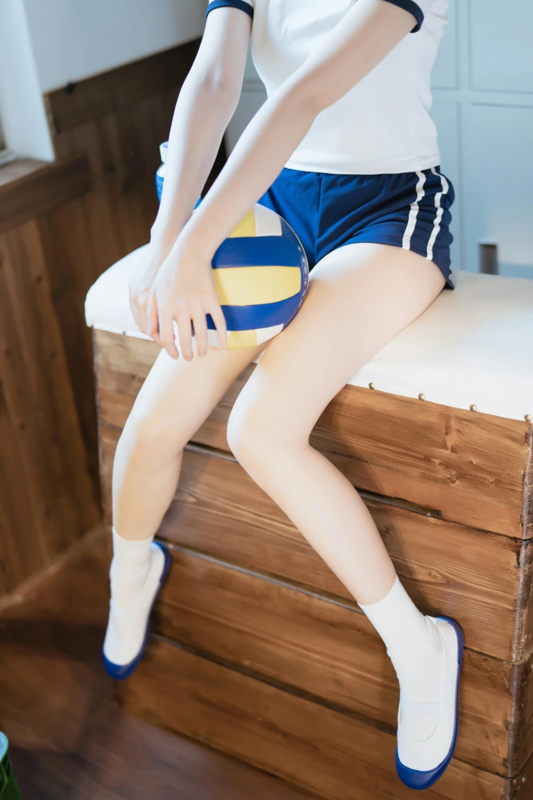 焖焖碳《体操服》主题写真：30张全套美图