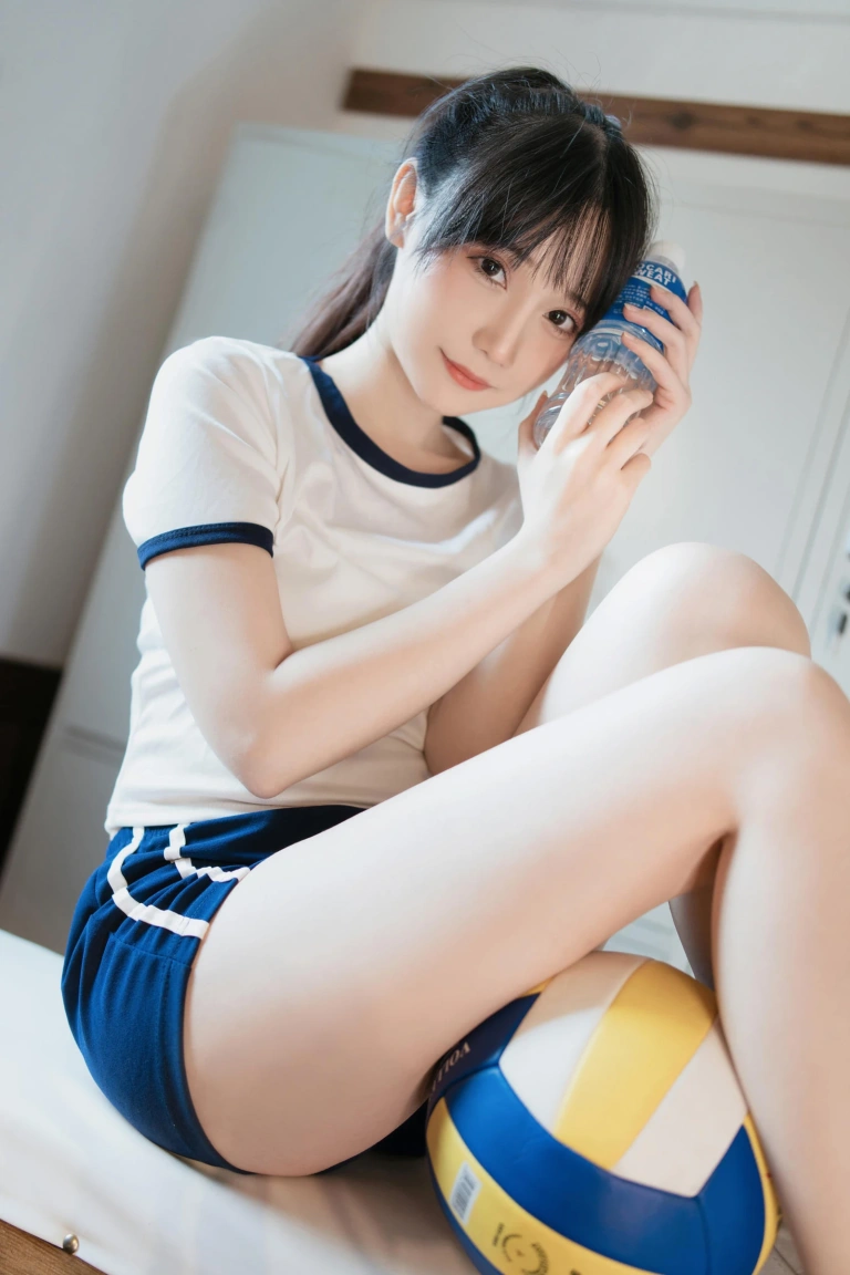 焖焖碳《体操服》主题写真：30张全套美图