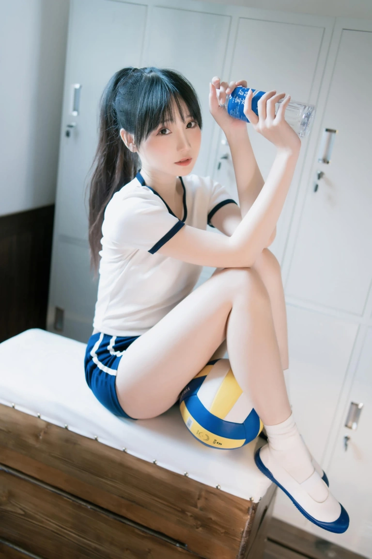 焖焖碳《体操服》主题写真：30张全套美图
