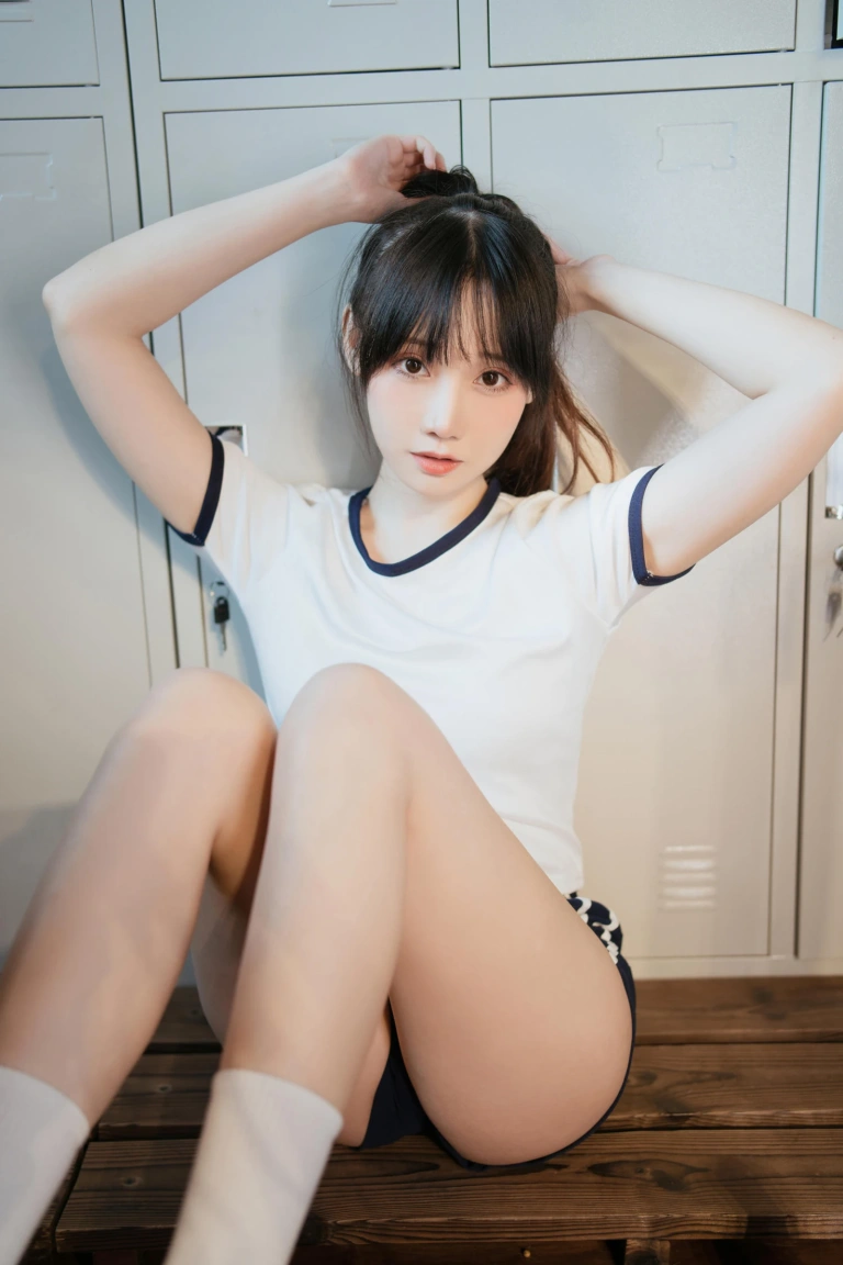 焖焖碳《体操服》主题写真：30张全套美图