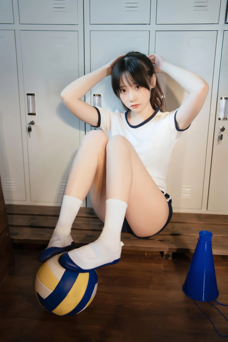 焖焖碳《体操服》主题写真：30张全套美图