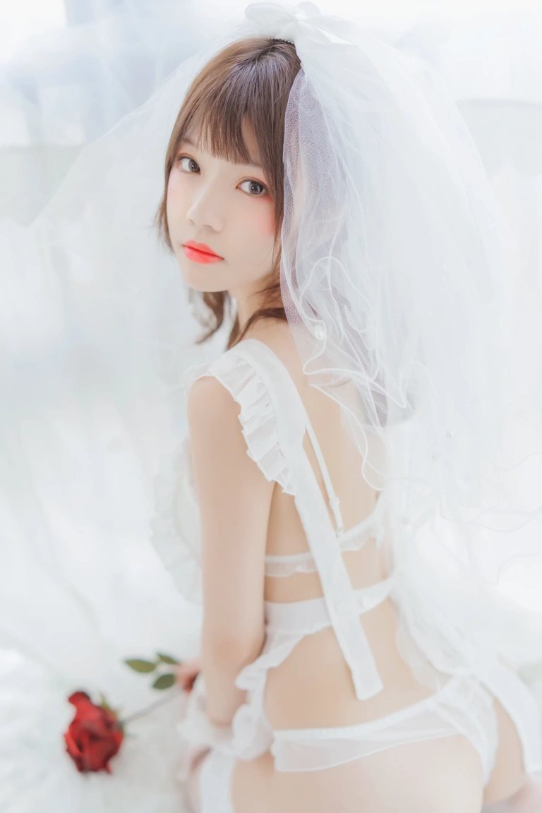 桜桃喵《轻纱 上》主题写真：33张全套美图