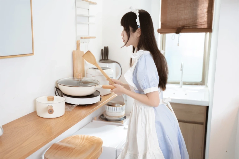 不呆猫《厨房小女仆》主题写真：35张全套美图