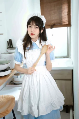 不呆猫《厨房小女仆》主题写真：35张全套美图