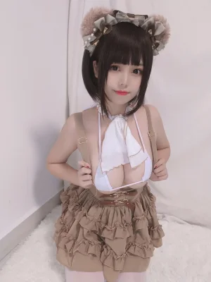 蜜汁猫裘《小熊》主题写真：52张全套美图，含4个视频