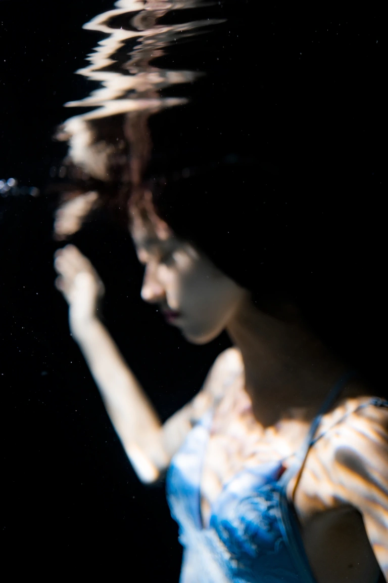 木棉棉《清澈水下》主题写真：59张全套美图