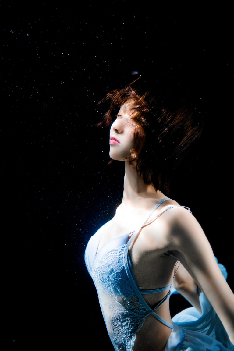 木棉棉《清澈水下》主题写真：59张全套美图