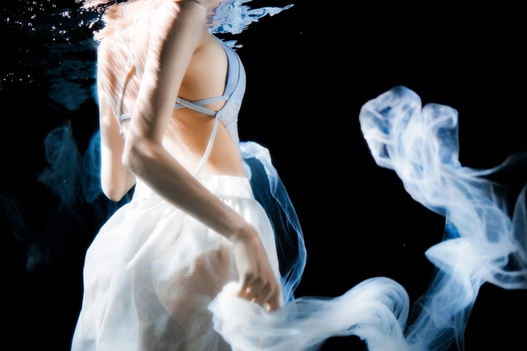 木棉棉《清澈水下》主题写真：59张全套美图