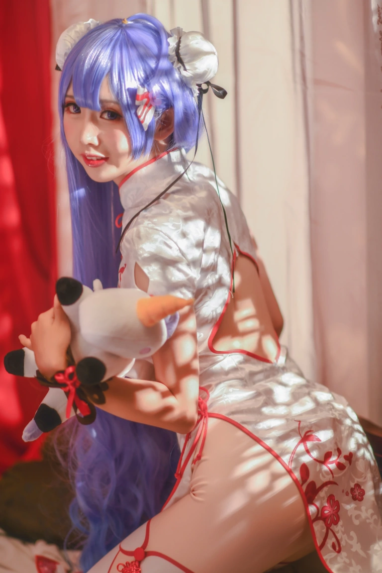 面饼仙儿《旗袍COS》主题写真：20张全套美图