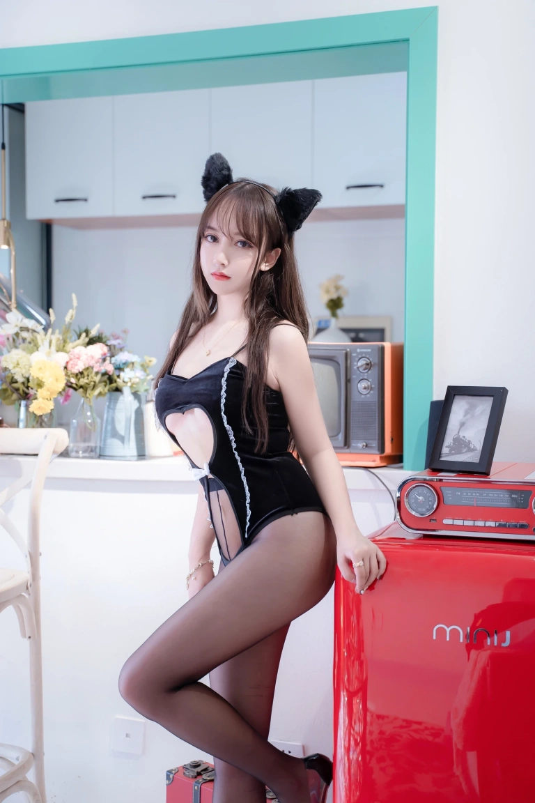 过期米线线喵《猫女郎》主题写真：10张全套美图