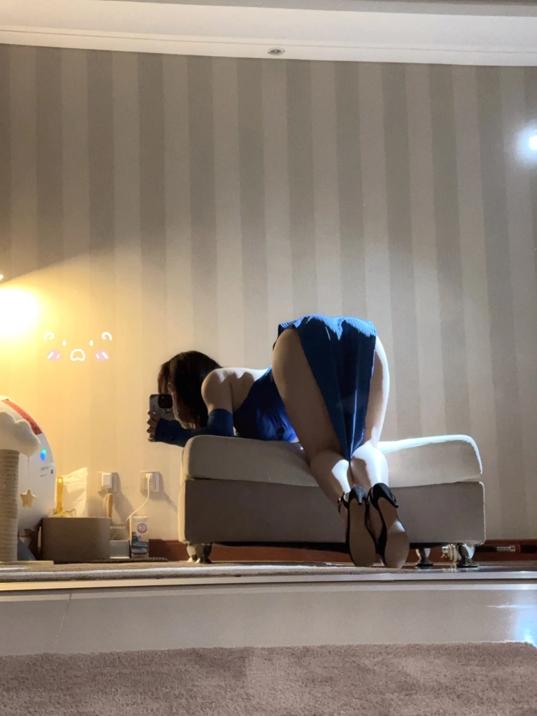 皮皮奶《蓝色旗袍》主题写真：17张全套美图，含1个视频