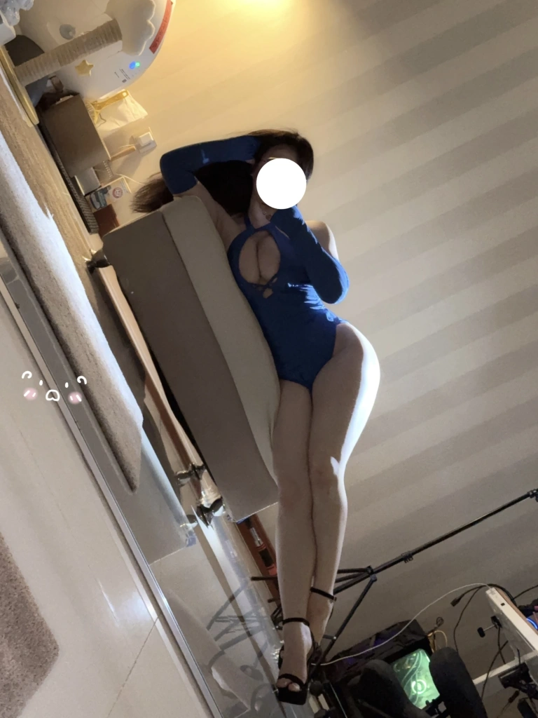 皮皮奶《蓝色旗袍》主题写真：17张全套美图，含1个视频