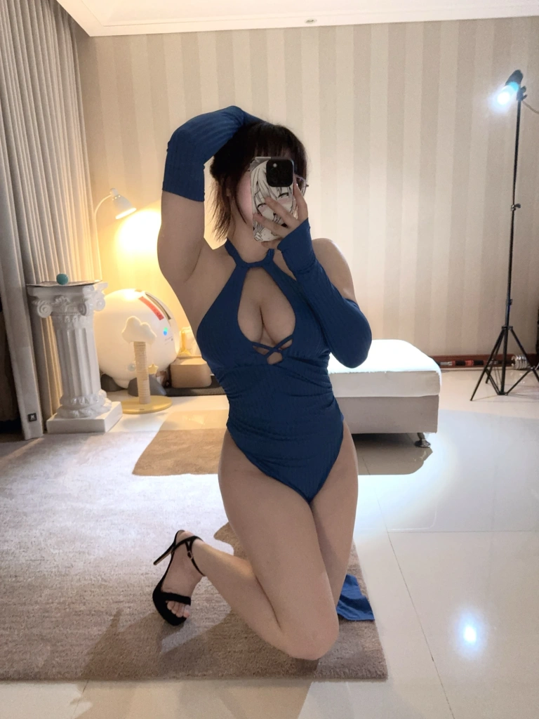皮皮奶《蓝色旗袍》主题写真：17张全套美图，含1个视频